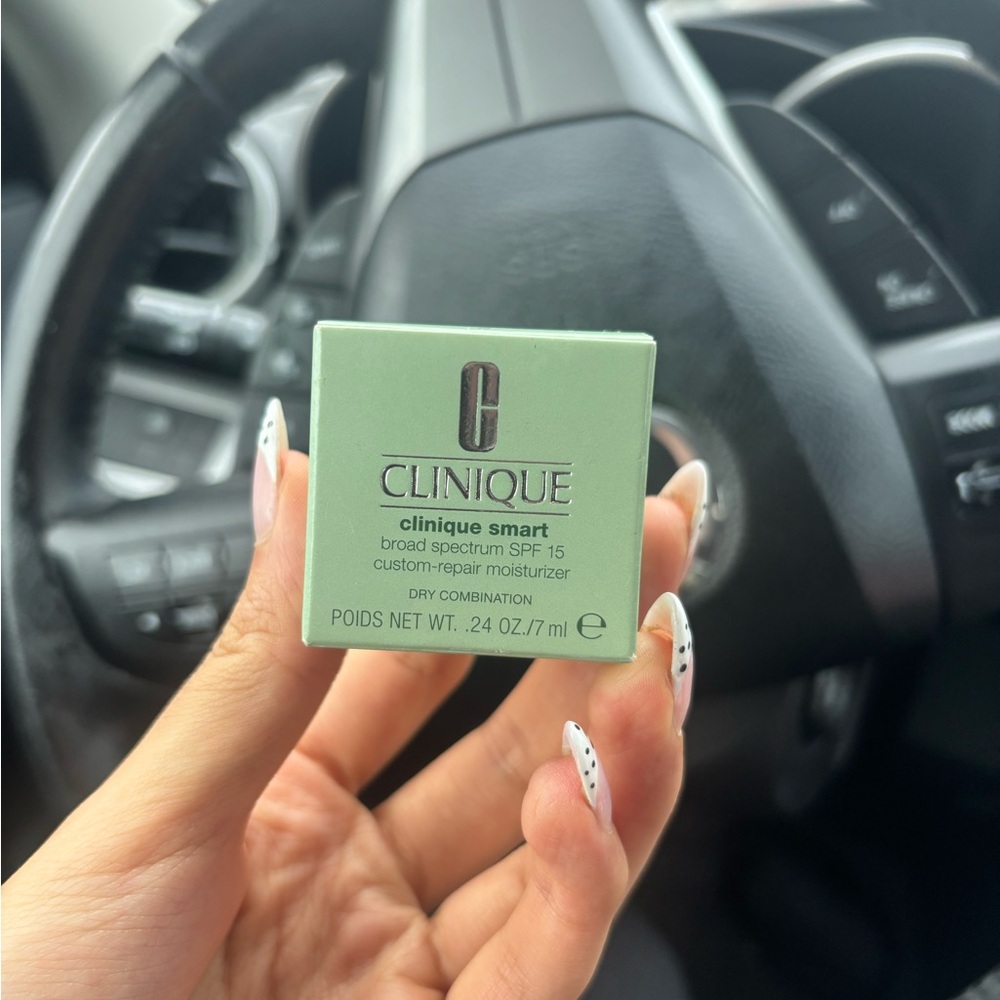 Clinique Smart SPF 15 Moisturizer - Light Green